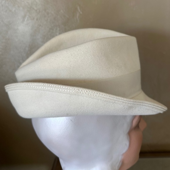 STYLISH DESIGNER 1960s' OFF WHITE FEDORA + GROSGRAIN TRIM + FEAHTERS - Picture 5 of 11